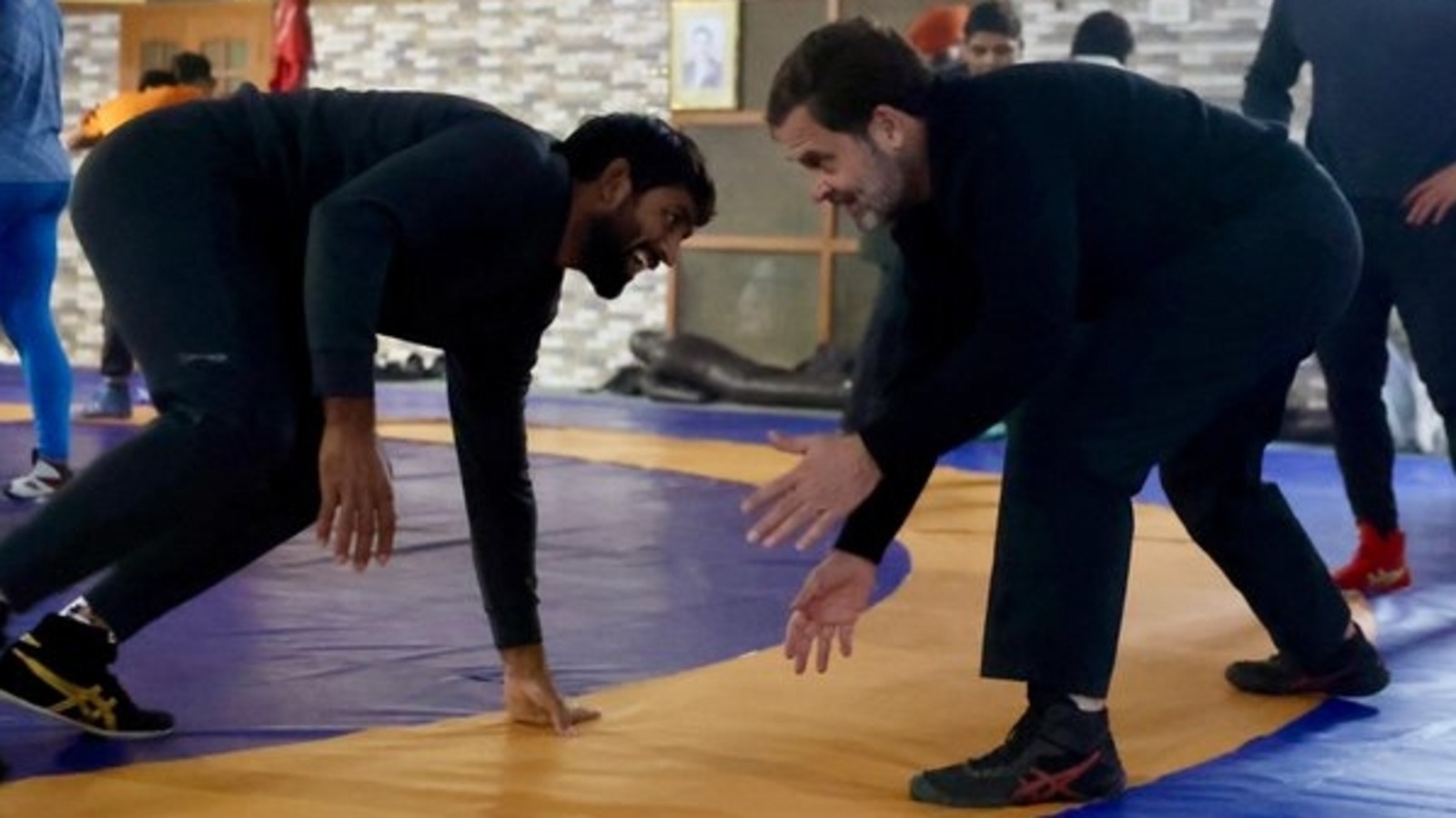 জন্মদিনে নতুন বার্তা, বেকারদের পাশে রাহুল গান্ধী

জন্মদিন মানেই কেক, ফুল আর শুভেচ্ছা—কিন্তু রাহুল গান্ধীর ৫৫তম জন্মদিনে ছবিটা একটু আলাদা। বৃহস্পতিবার দিল্লির টলকটোর স্টেডিয়ামে তাঁর জন্য কংগ্রেস এবং ইন্ডিয়ান ইয়ুথ কংগ্রেস আয়োজন করেছে এক বিশাল চাকরির মেলা। কাজের সুযোগ তৈরি করাই রাহুলের রাজনৈতিক ভাবনার বড় অংশ, তাই জন্মদিনেও সেই দিকটাতেই জোর দিল দল।